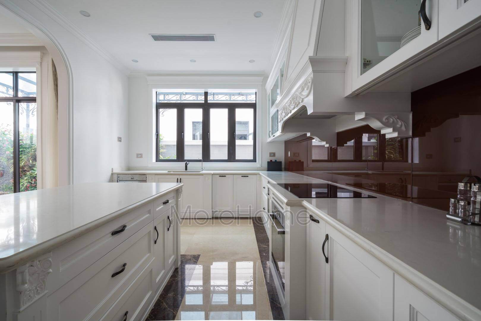 Hệ tủ bếp sử dụng tay nắm Ý phụ kiện tủ bếp Hafele chất lượng cao đảm bảo chất lượng Mẫu nội thất biệt thự đẹp