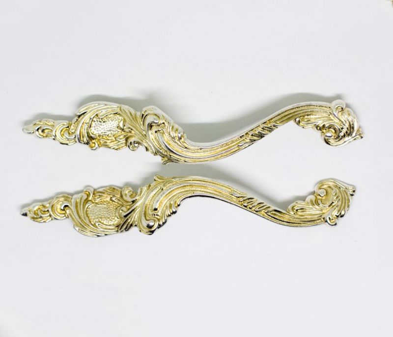 Tay nắm cổ điển màu bạc với họa tiết tỉ mỉ và đường cong mềm mại thanh thoát giúp tăng thêm vẻ đẹp cho nội thất.