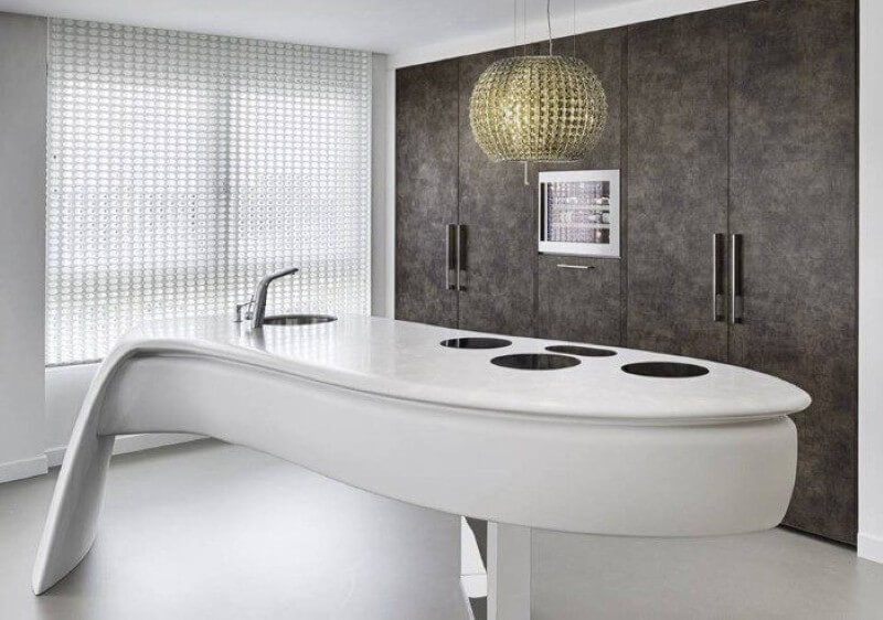 Đá nhân tạo màu trắng với ưu điểm uốn cong thành nhiều hình dáng độc đáo mới lạ phù hợp với mục đích sử dụng và diện tích mang tới sự thoải mái trong không gian và sử dụng tiện nghi